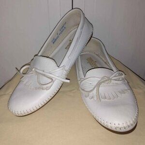 Minnetonka Moccasin White Leather 7 Fit Like 6 Narrow.